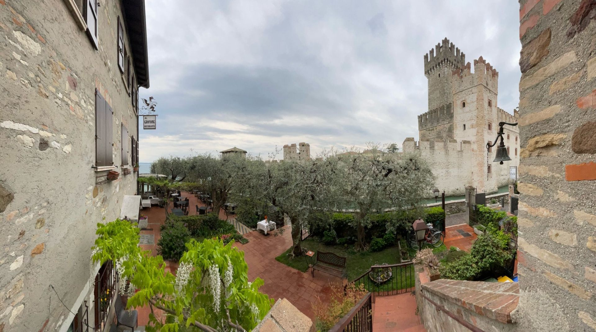 Castello Scaligero di Sirmione illuminato al crepuscolo, riflesso sul Lago di Garda