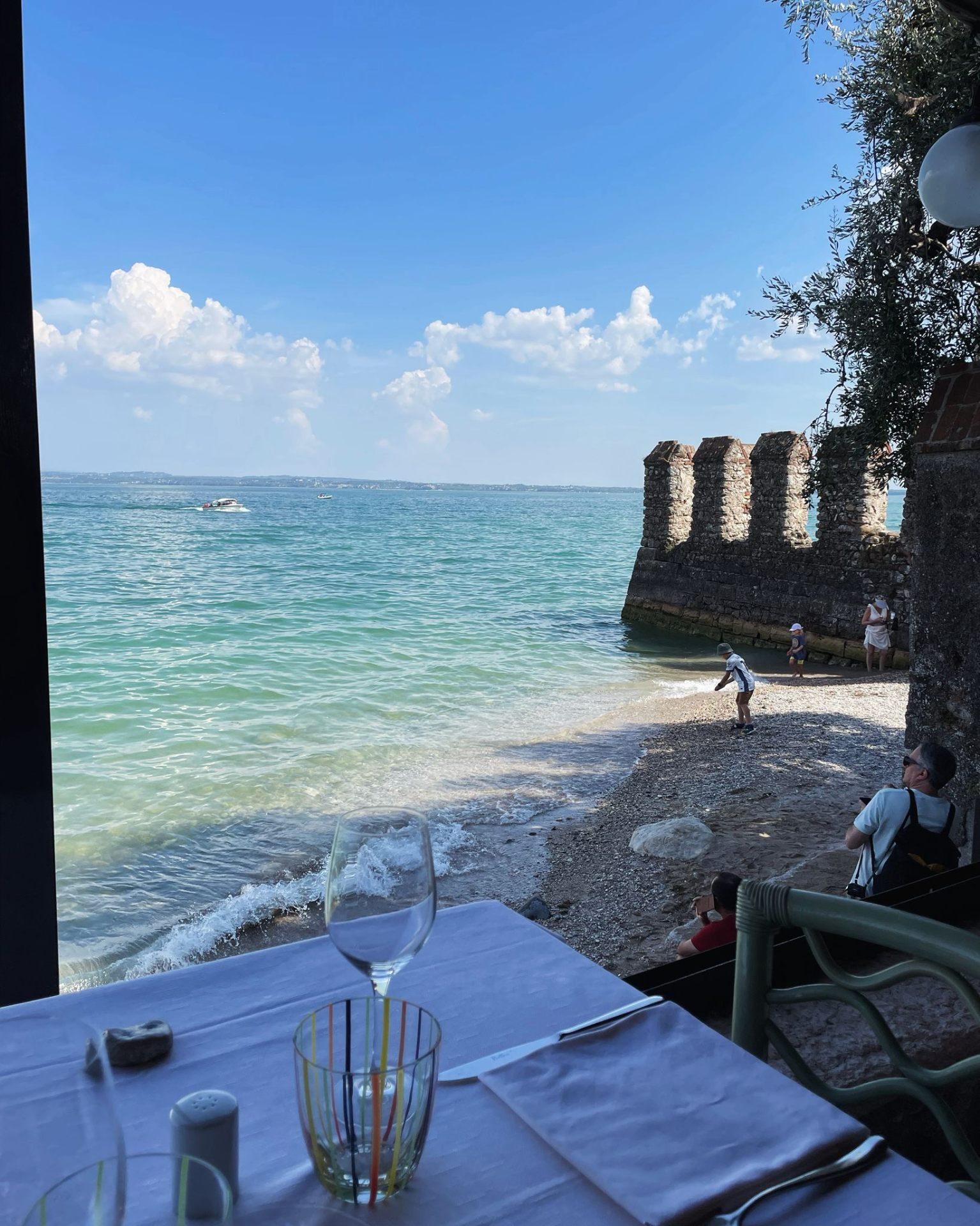 Veranda del Ristorante Il Grifone al tramonto, affacciata sul Lago di Garda