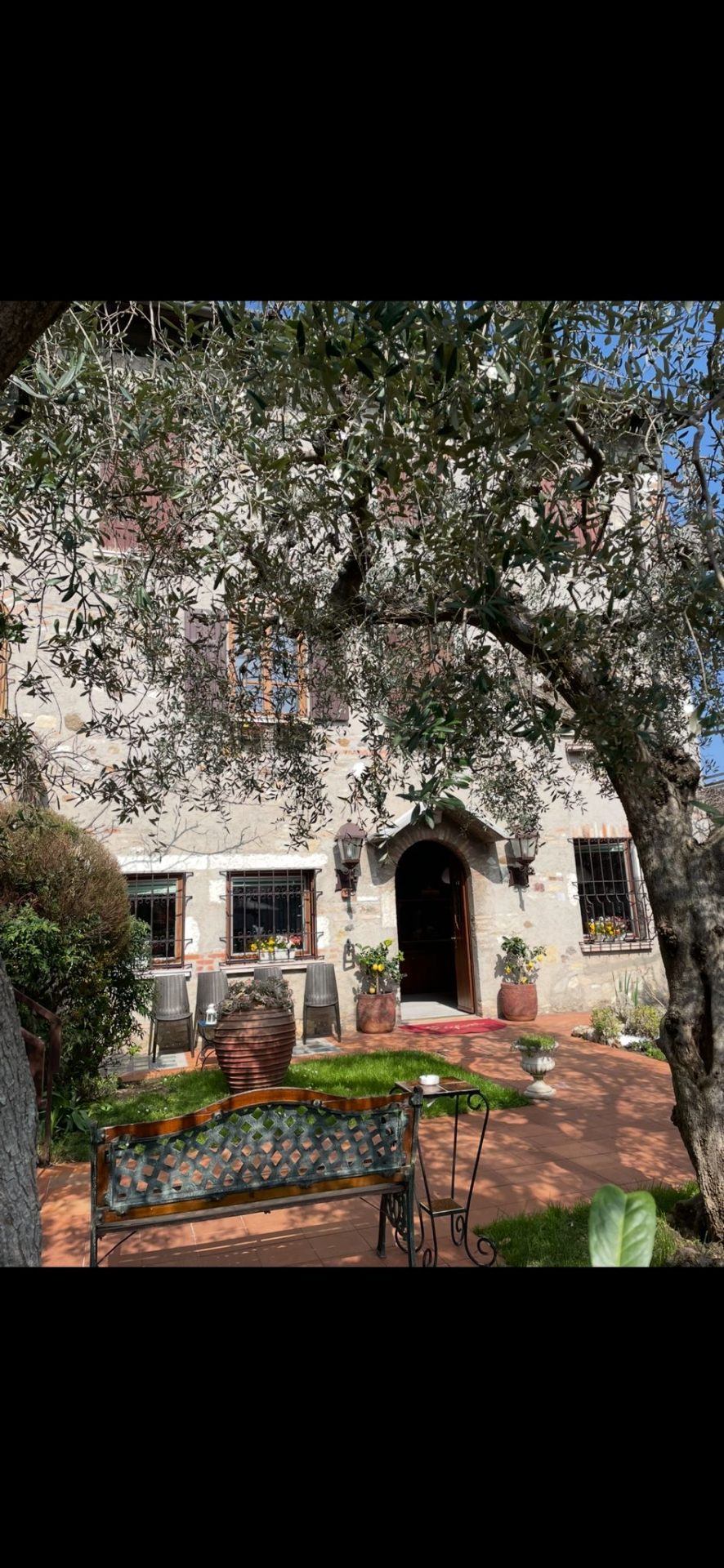 Facciata in pietra del ristorante fra gli ulivi
