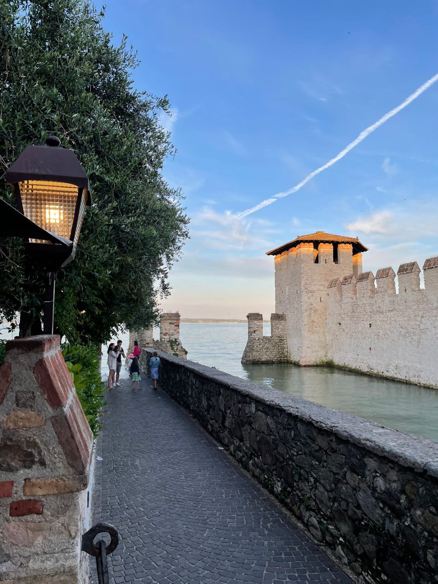 Passeggiata lungo le mura del Castello Scaligero