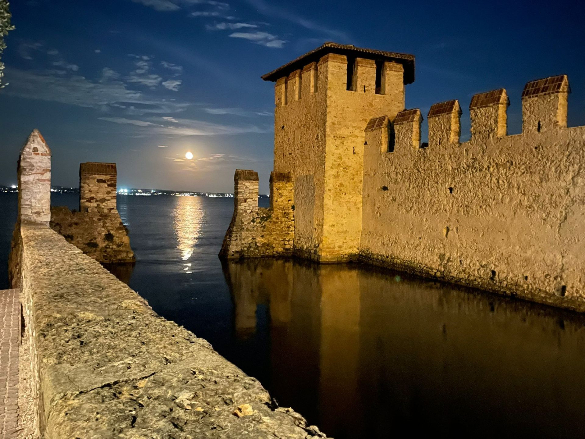 Castello Scaligero di Sirmione con la luna piena