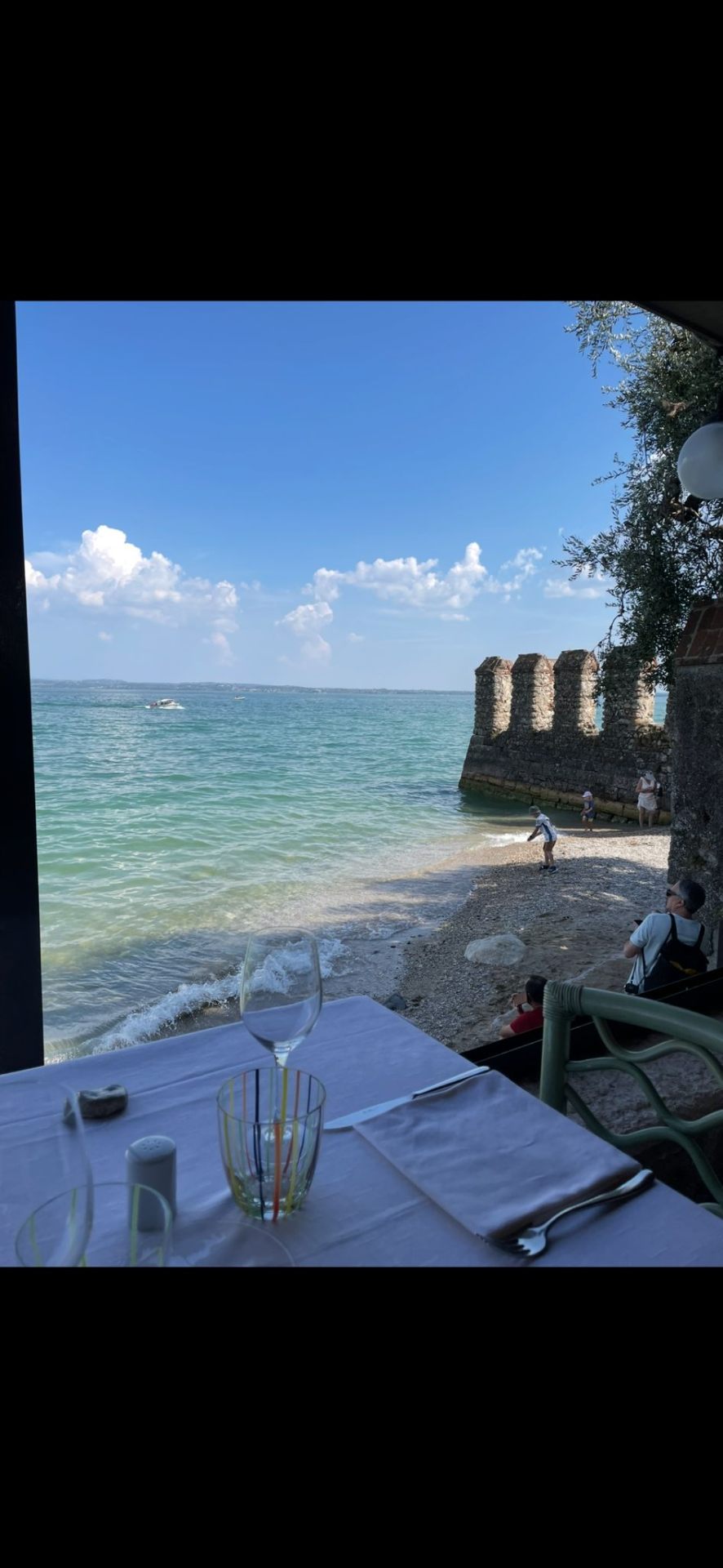 Vista sul lago dal tavolo del ristorante